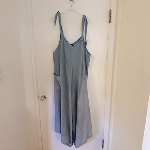 Jumpsuit in 100% linen.